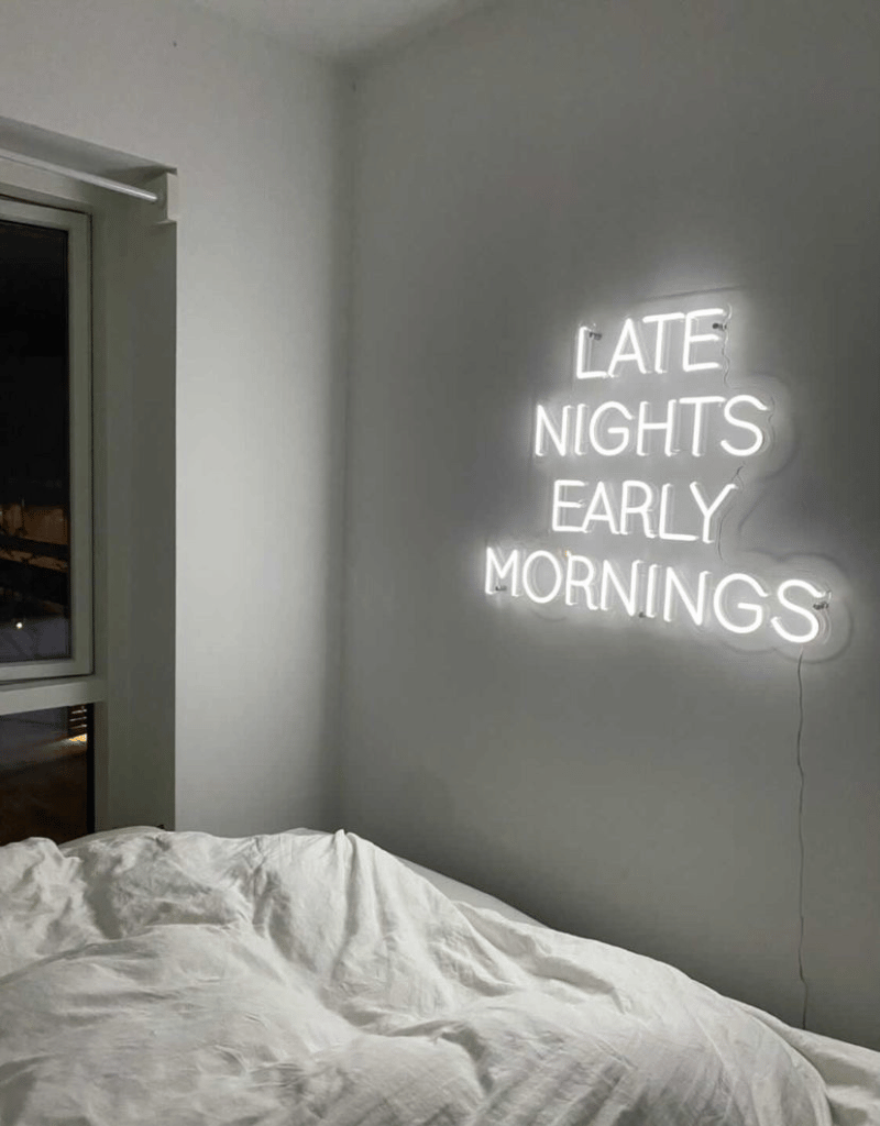 citat neonskilt hvor der står "Late night early mornings"